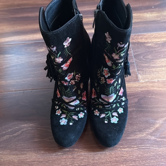 Sam Edelman Black Heeled Suede Boots with Floral Embroidery Size 7 - Picture 3 of 11
